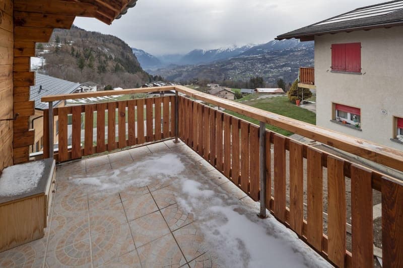 Charming 4.5-room chalet in Lens – Fully renovated with a wonderful view (9)