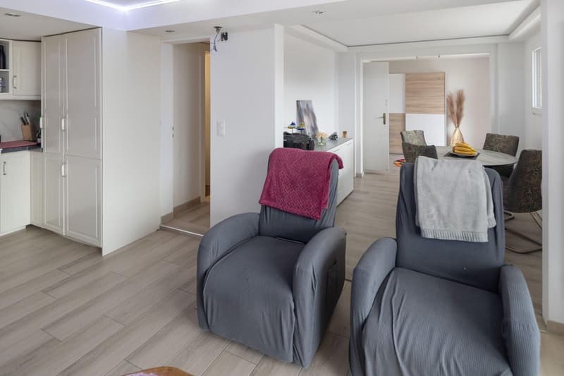 Charming 4.5-room chalet in Lens – Fully renovated with a wonderful view (24)