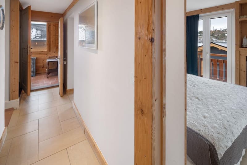 Charming 4.5-room chalet in Lens – Fully renovated with a wonderful view (8)