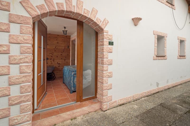 Charming 4.5-room chalet in Lens – Fully renovated with a wonderful view (6)