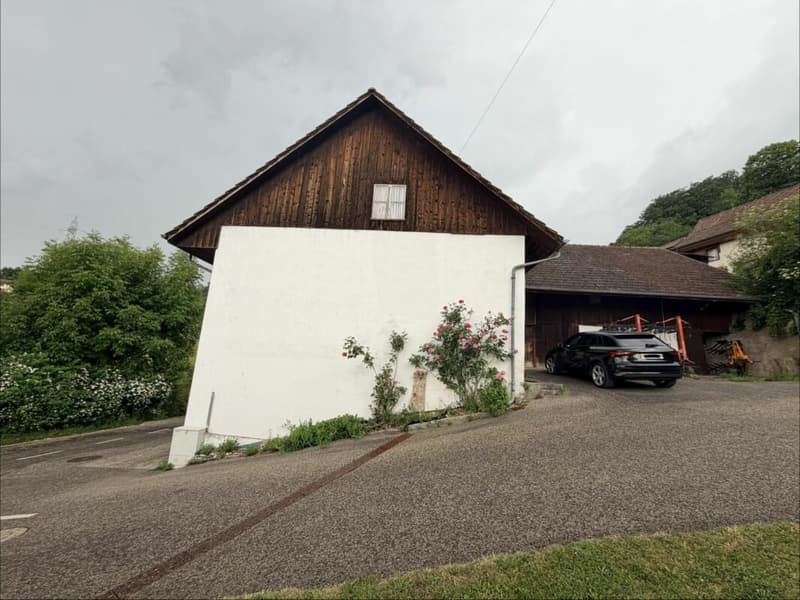 Rare opportunity: residential house with outbuilding and building land reserve on 1'752 m² in Lostorf (3)