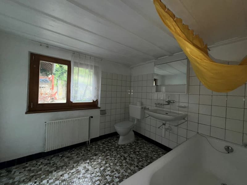 Rare opportunity: residential house with outbuilding and building land reserve on 1'752 m² in Lostorf (6)