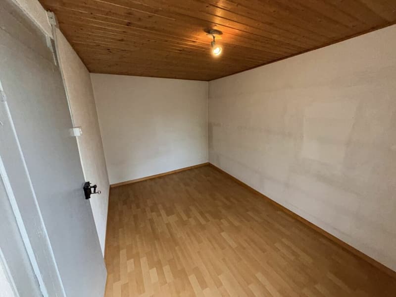 Rare opportunity: residential house with outbuilding and building land reserve on 1'752 m² in Lostorf (4)