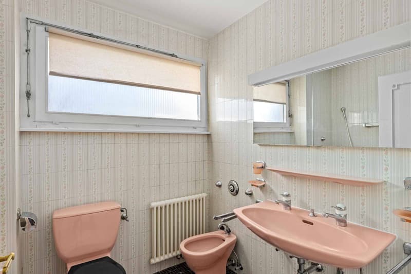 Salle de bains avec WC