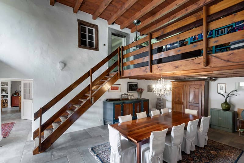 Salle à manger avec accès à la mezzanine