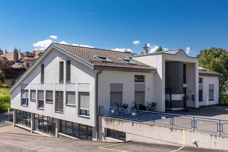 Bâtiment et parking
