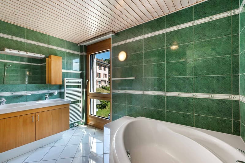 Salle de bains avec WC