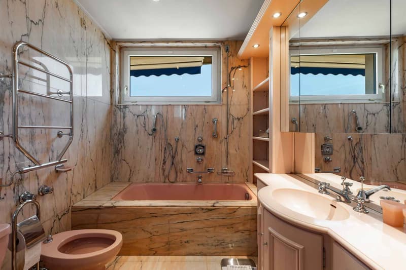 Salle de bains avec WC