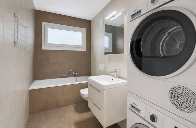 Salle de bain avec colonne de lavage