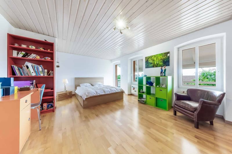 Grande chambre à coucher avec accès au balcon