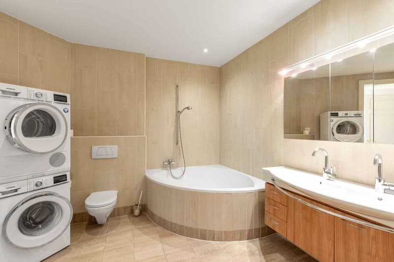 Salle de bains avec WC et colonne de lavage-séchage