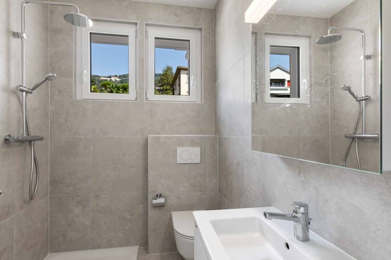 Salle de douche en suite avec WC