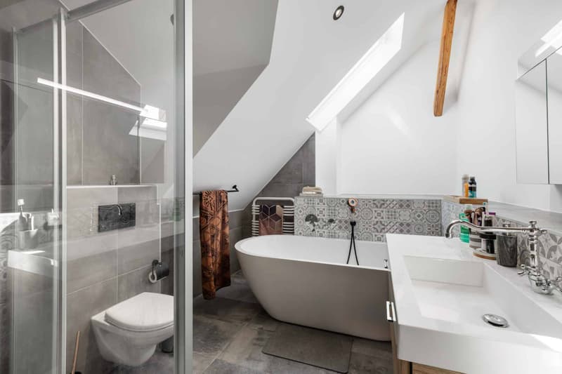 Salle de bains en suite avec WC