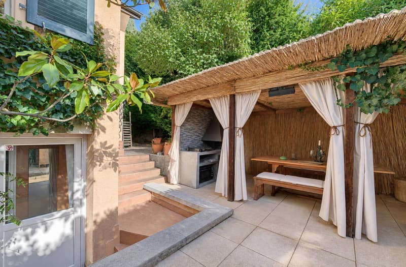 Espace terrasse avec cuisine extérieure et pergola