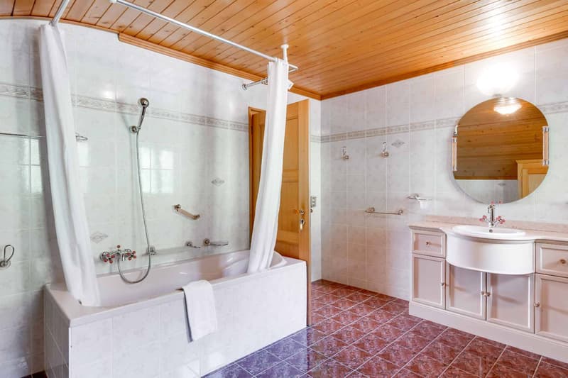 Salle de bains avec WC