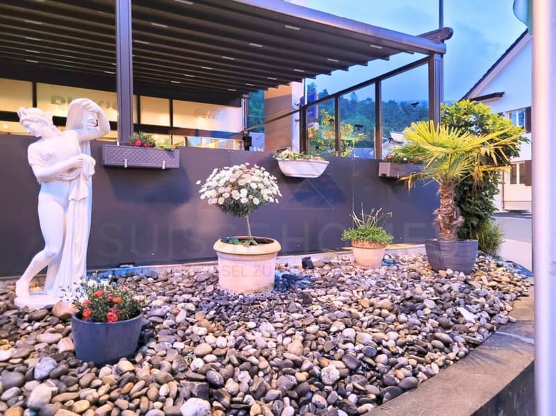Attractive location in the center of Lengnau - in the midst of the action (4)