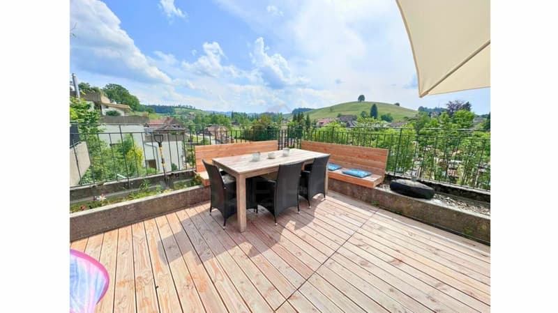 Appartamento di 5,5 locali completamente ristrutturato con 126 m² di spazio abitativo e 74 m² di spazio di balcone/terrazza a Huttwil (2)