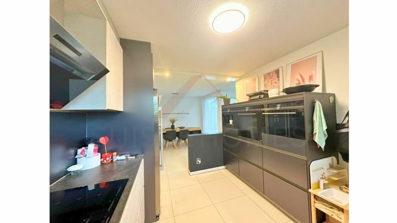 Appartamento di 5,5 locali completamente ristrutturato con 126 m² di spazio abitativo e 74 m² di spazio di balcone/terrazza a Huttwil (5)