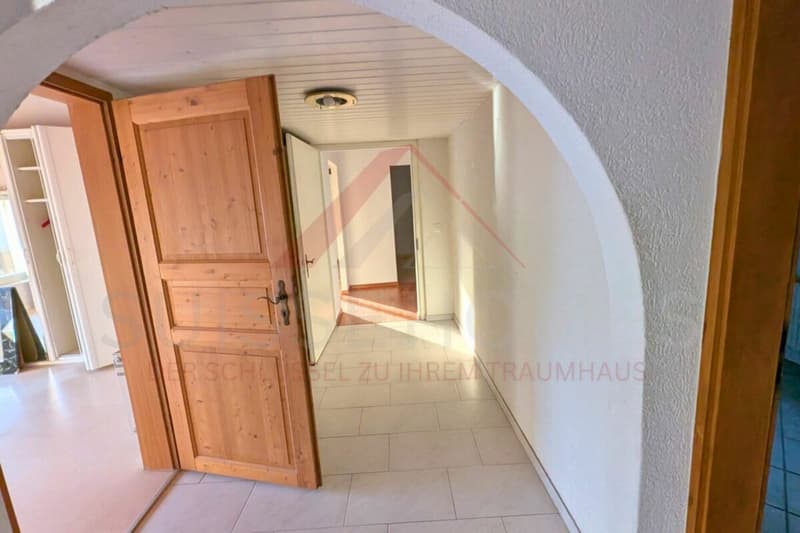 Casa multifamiliare nella zona centrale di Grossdietwil con spazio commerciale e potenziale di sviluppo polivalente (2)