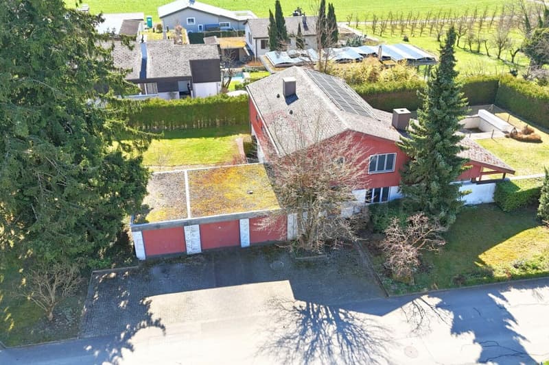 Exclusive single-family house with pool, lake view, and spacious garden (1)