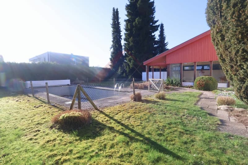 Exclusive single-family house with pool, lake view, and spacious garden (5)