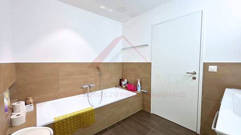 Modern 5.5-room maisonette with loggia, designer kitchen, and Minergie standard in central location (15)