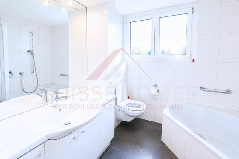 Vue lacustre de rêve sur le lac de Bienne Maison 8,5 pièces avec piscine et terrain de 1'443 m² (19)