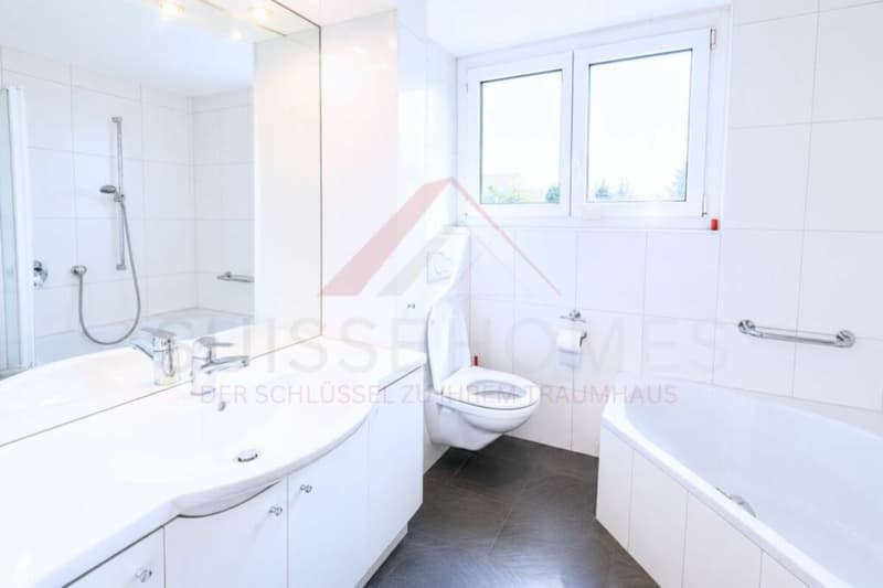 Exklusives Einfamilienhaus mit Pool, Sauna, Seesicht und 1'443 m² Grundstück in Gerolfingen (19)