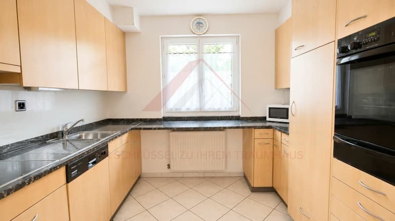 Vielseitiges Mehrfamilienhaus mit drei Wohneinheiten und attraktiven Gewerbeflächen (5)