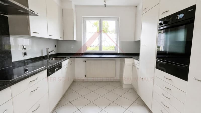 Vielseitiges Mehrfamilienhaus mit drei Wohneinheiten und attraktiven Gewerbeflächen (10)