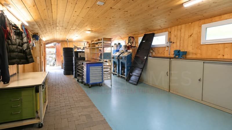 Vielseitiges Mehrfamilienhaus mit drei Wohneinheiten und attraktiven Gewerbeflächen (21)