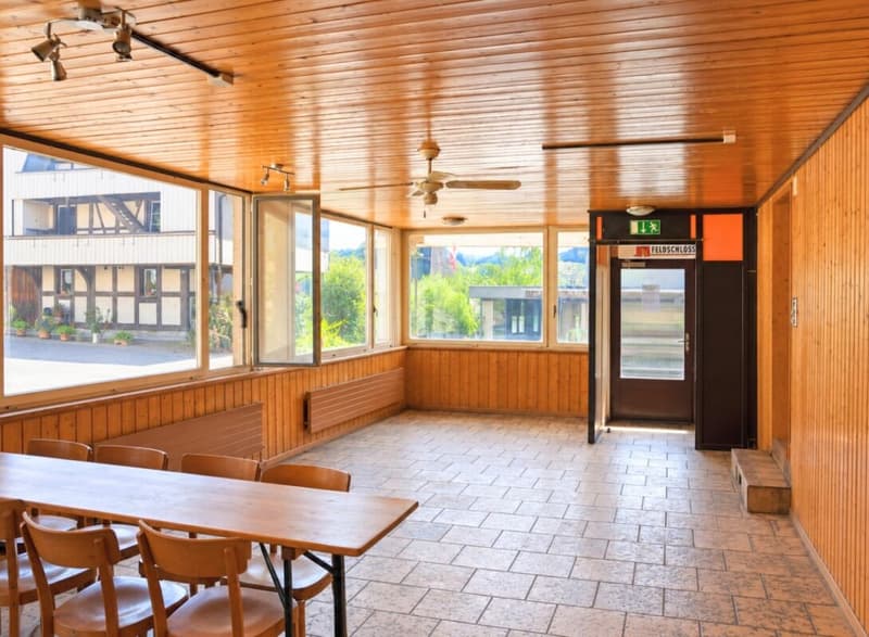 Vielseitiges Wohn- und Geschäftshaus mit Restaurant, Saal und zwei Wohnungen in Mülchi (2)
