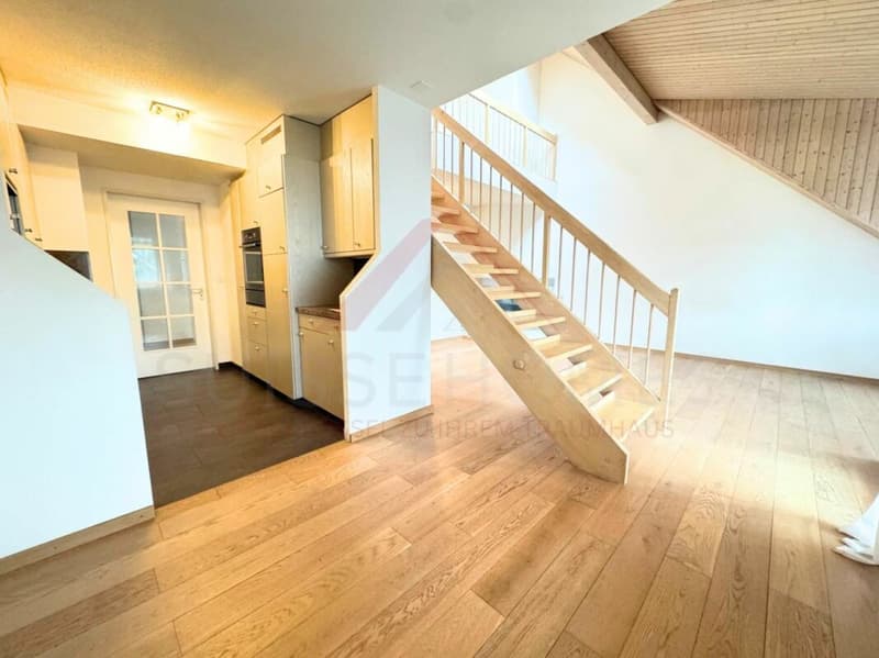 Grosszügige 4.5-Zimmer-Maisonettewohnung mit Galerie und Cheminée in 8603 Schwerzenbach (2)