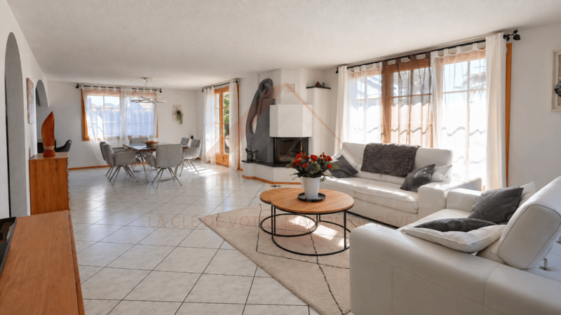 Maison individuelle 5.5 pièces rénovée avec piscine, photovoltaïque et 4 places de parc (6)
