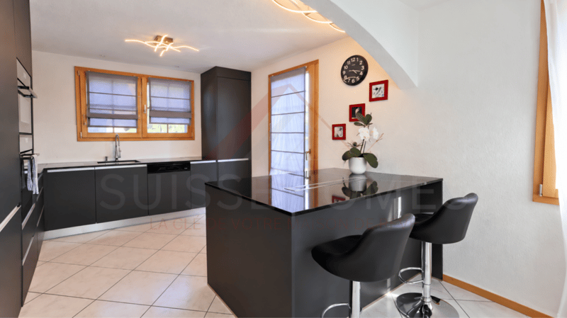 Maison individuelle 5.5 pièces rénovée avec piscine, photovoltaïque et 4 places de parc (9)