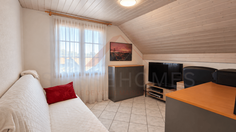 Maison individuelle 5.5 pièces rénovée avec piscine, photovoltaïque et 4 places de parc (15)
