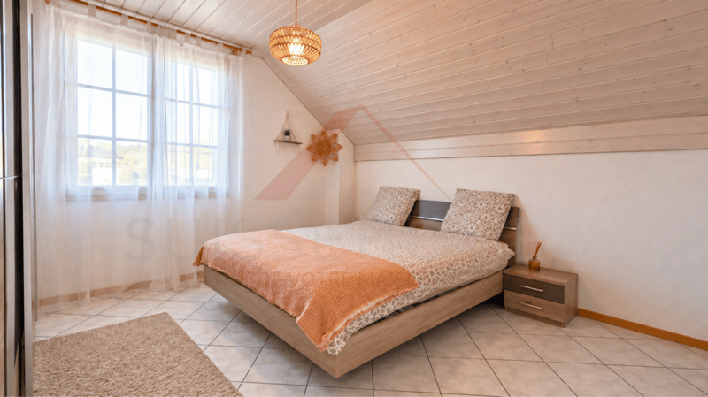 Maison individuelle 5.5 pièces rénovée avec piscine, photovoltaïque et 4 places de parc (12)