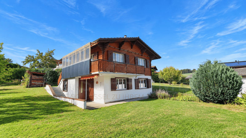 Charmantes 5.5-Zimmer-Chalet mit 2 Wohneinheiten, Schwedenöfen & riesigem Gartentraum in Plasselb (2)