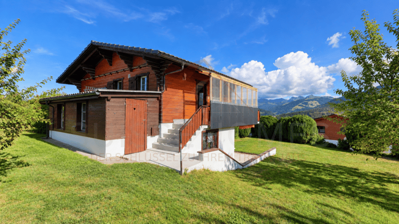 Charmantes 5.5-Zimmer-Chalet mit 2 Wohneinheiten, Schwedenöfen & riesigem Gartentraum in Plasselb (3)