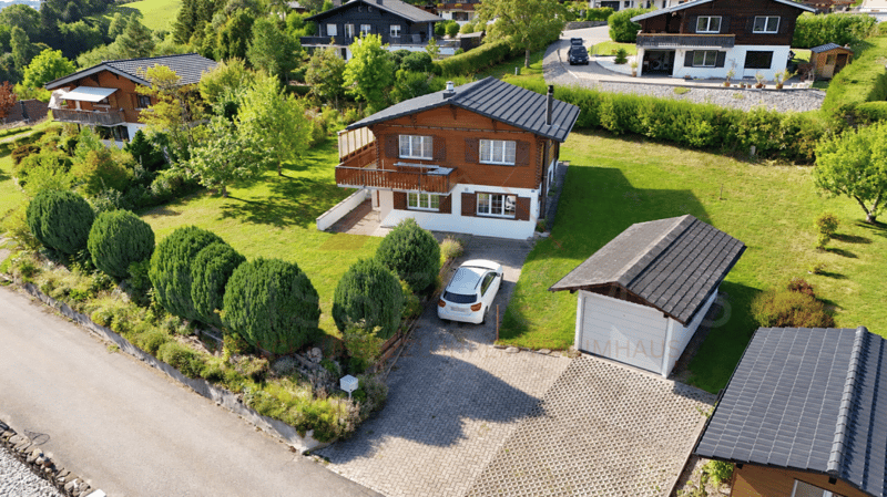 Charmantes 5.5-Zimmer-Chalet mit 2 Wohneinheiten, Schwedenöfen & riesigem Gartentraum in Plasselb (1)