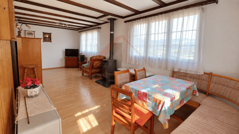 Charmantes 5.5-Zimmer-Chalet mit 2 Wohneinheiten, Schwedenöfen & riesigem Gartentraum in Plasselb (10)