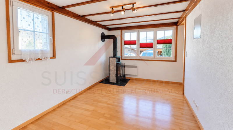 Charmantes 5.5-Zimmer-Chalet mit 2 Wohneinheiten, Schwedenöfen & riesigem Gartentraum in Plasselb (6)