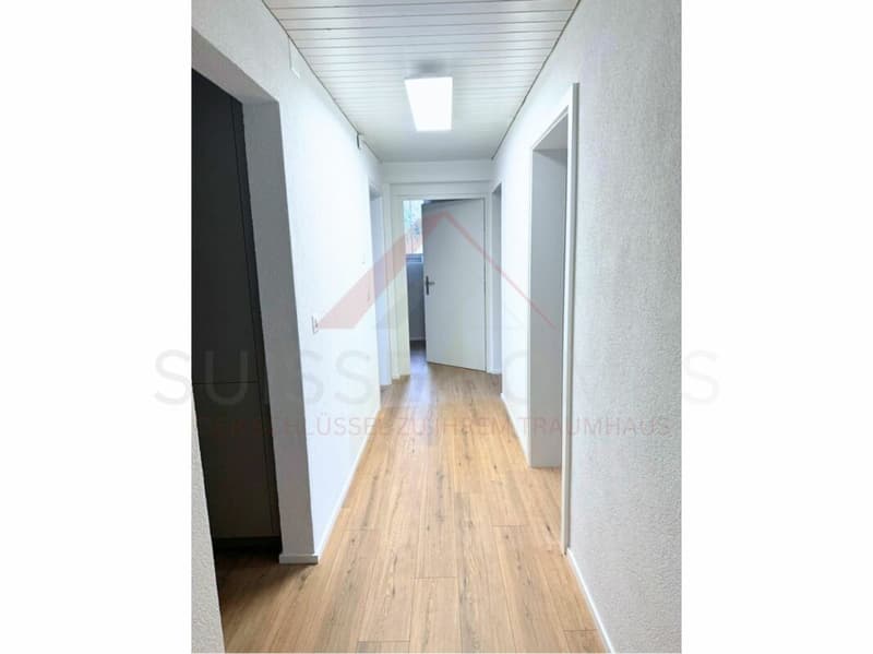 Neuwertige 2.5-Zimmer-Dachwohnung mit Waschturm & Parkplatz (2)