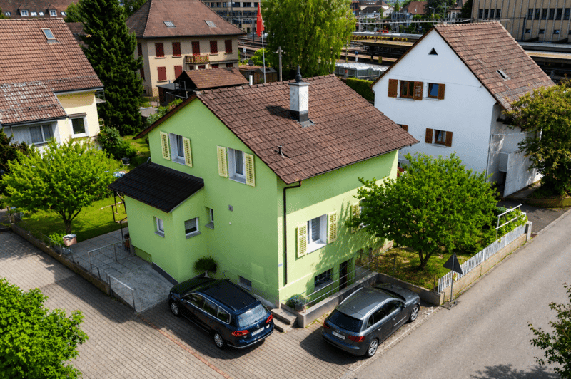 Freistehendes Einfamilienhaus direkt am Bahnhof Lenzburg (1)