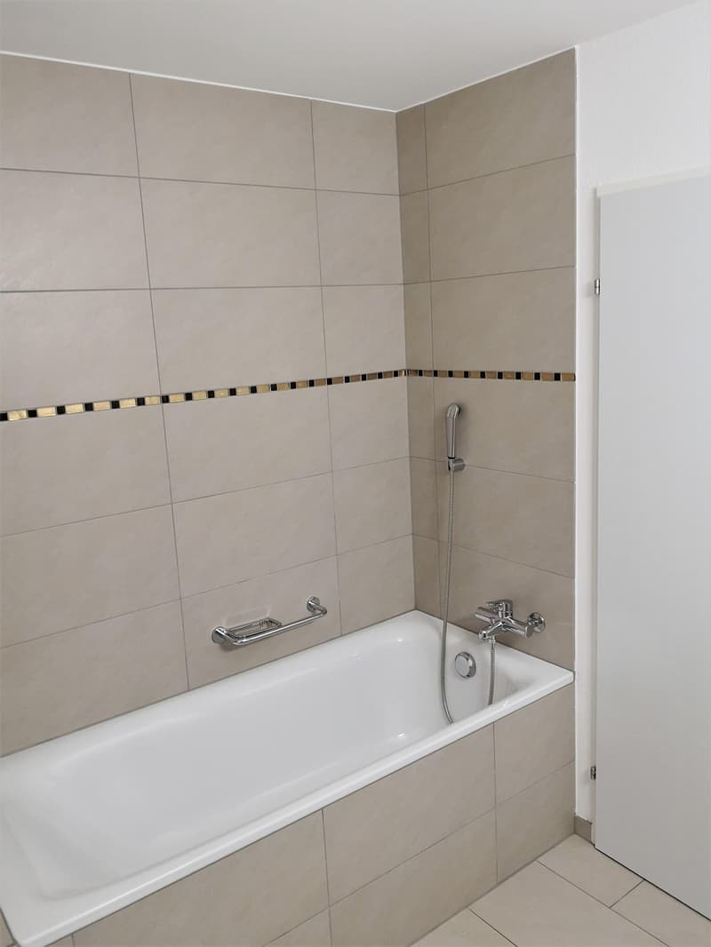 Schöne 4.5 Zimmerwohnung in Flurlingen zu vermieten in der Nähe des Rheins (6)