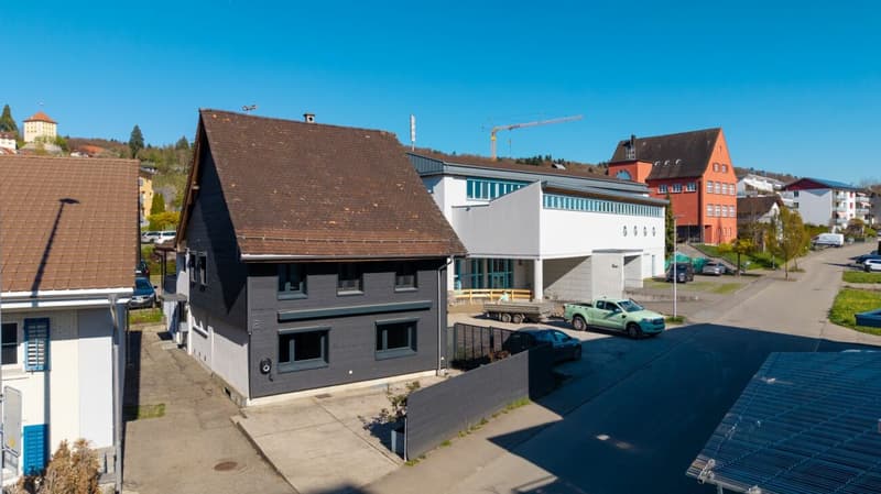 Charming single-family house with potential in a central location (2)