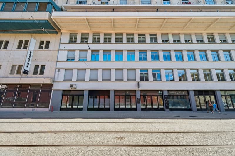 Nuova linea di tram ai piedi dell'edificio (2)