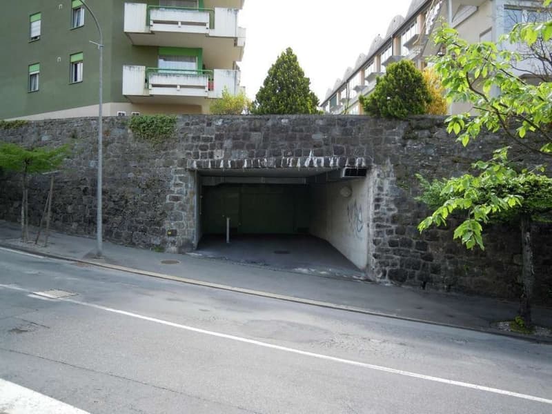 Place de parc souterraine à deux pas de l'autoroute (4)