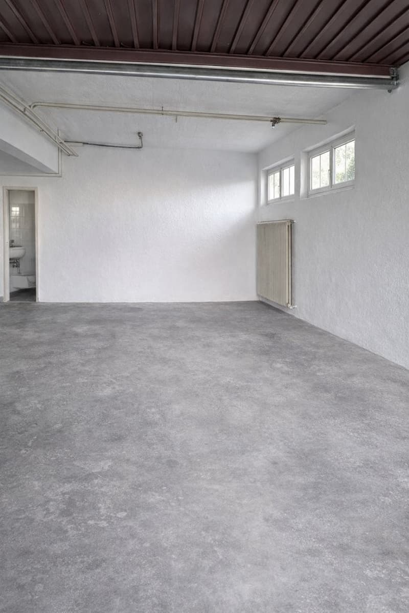 Leere_Garage_mit_Heizkoerper_und_Fenster.png