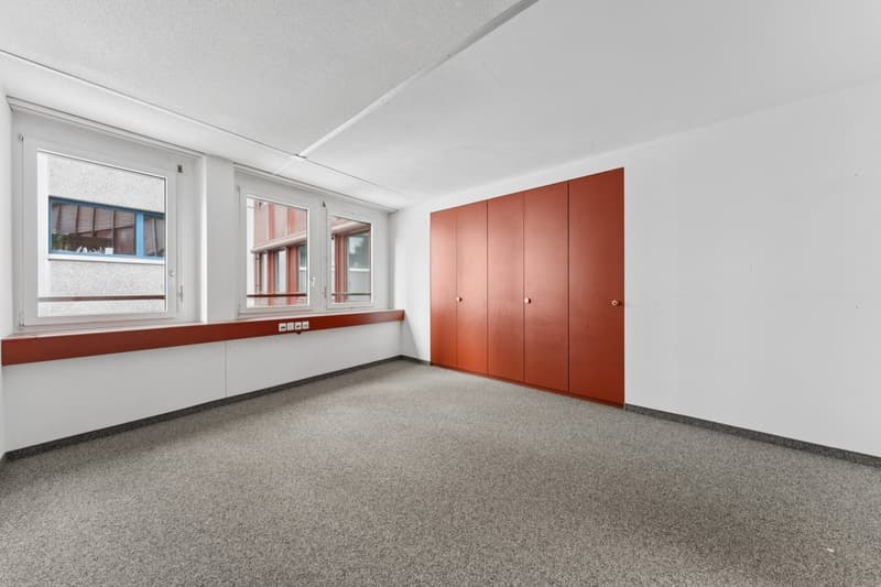 Flexible office spaces with development potential in a central location (8)